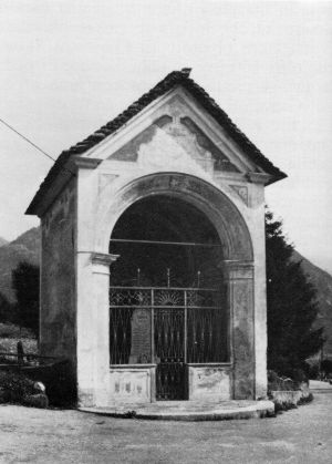 Nel luogo dell'antico oratori di San Rocco sorge la cappella della Madonna, ora sede del Monumento ai caduti delle guerre.