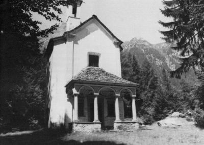 Il Santuario della Madonna della Salera nella sua meravigliosa cornice alpina